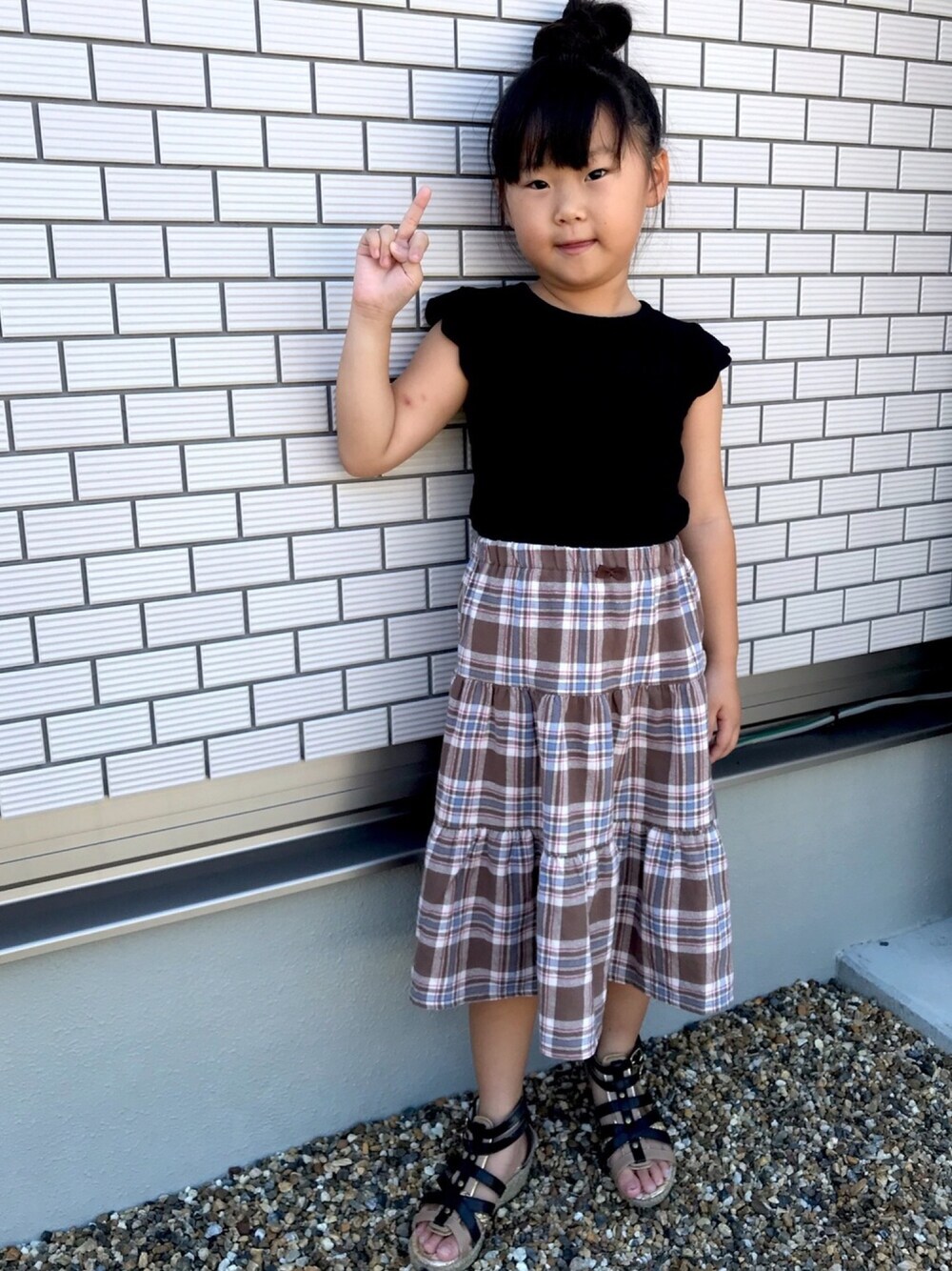 「チェックスカート、ティアードスカート、小学生、休日スタイル、しまむら」｜「devirockの袖スカラップTシャツ（Tシャツ/カットソー、ブラック系）」を使った、satomiyuさん（キッズ・110cm）の秋コーディネートの1枚目の写真