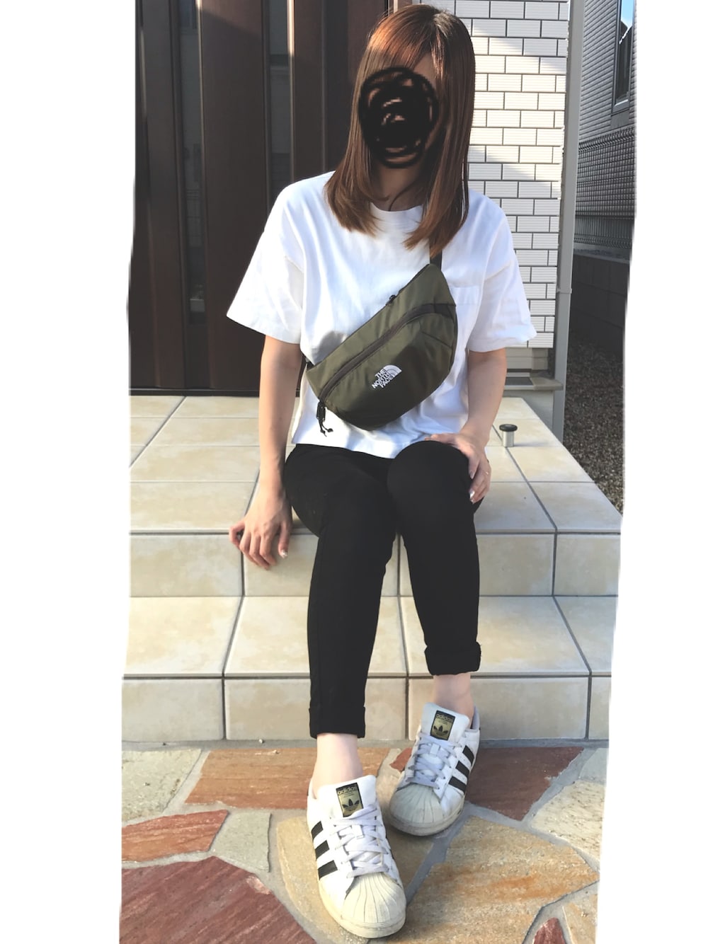 「カジュアル、シンプル、シンプルコーデ、白×黒、白Tシャツ、スキニーデニム、ノースフェイス、スニーカー、高身長女子、ラクチンコーデ」｜「UNIQLOのウルトラストレッチジーンズ（デニムパンツ、ブラック系）」を使った、satomiyuさん（レディース・169cm）の秋コーディネートの1枚目の写真