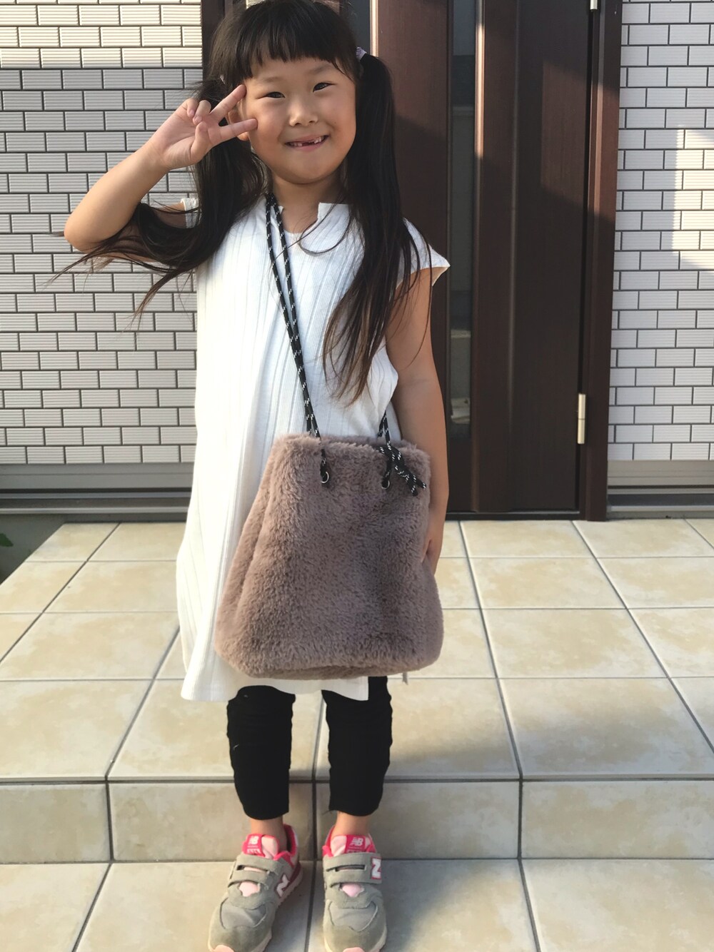 「小学生、ファーバッグ、プティマイン、ワンピース、しまむらバッグ、休日スタイル」｜「petit mainのアイテム（ワンピース、ホワイト系）」を使った、satomiyuさん（キッズ・110cm）の秋コーディネートの1枚目の写真