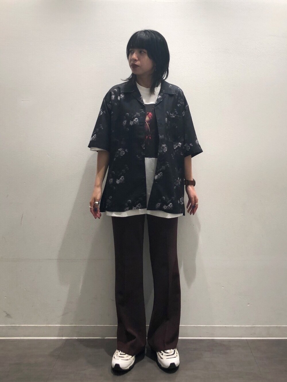 ブラック系のシャツ/ブラウス、ホワイト系のTシャツ/カットソーを着用したレディースの夏コーディネートの1枚目の写真