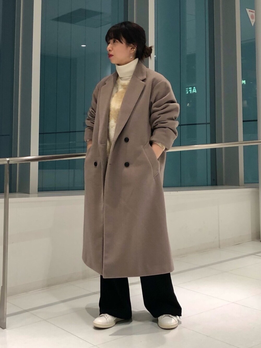 「Junred、ジュンレッド(JUNRed)、オトナカジュアル、ゆるコーデ、秋冬コーデ、プチプラコーデ、ニット、ベージュ、コート、チェスターコート」｜「JUNREDの【コスパ最強・高見えアウター】Wチェスターリラックスコート（チェスターコート、ベージュ系）」を使った、risaさん（レディース・155cm）の秋コーディネートの1枚目の写真