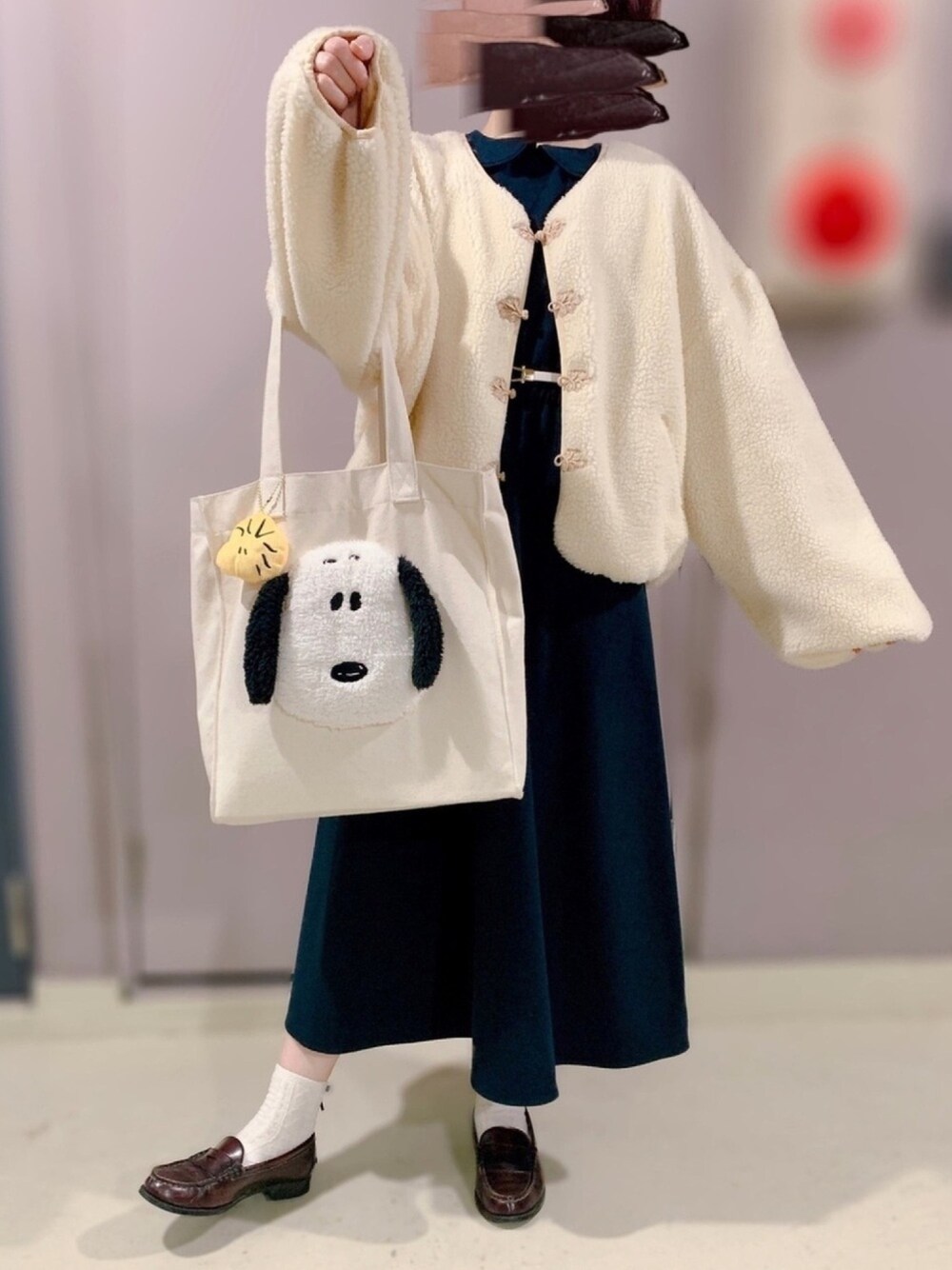 「ワンピース、LEBECCA boutique、あどけなさ残すワンピース、チャイナボタン、ボアブルゾン、moitytto、トートバッグ、スヌーピー、ウッドストック、one after another NICE CLAUP」｜「LEBECCA boutiqueのあどけなさ残すワンピース（ワンピース、ブルー系）」を使った、もりあず。さん（レディース・158cm）の秋コーディネートの1枚目の写真