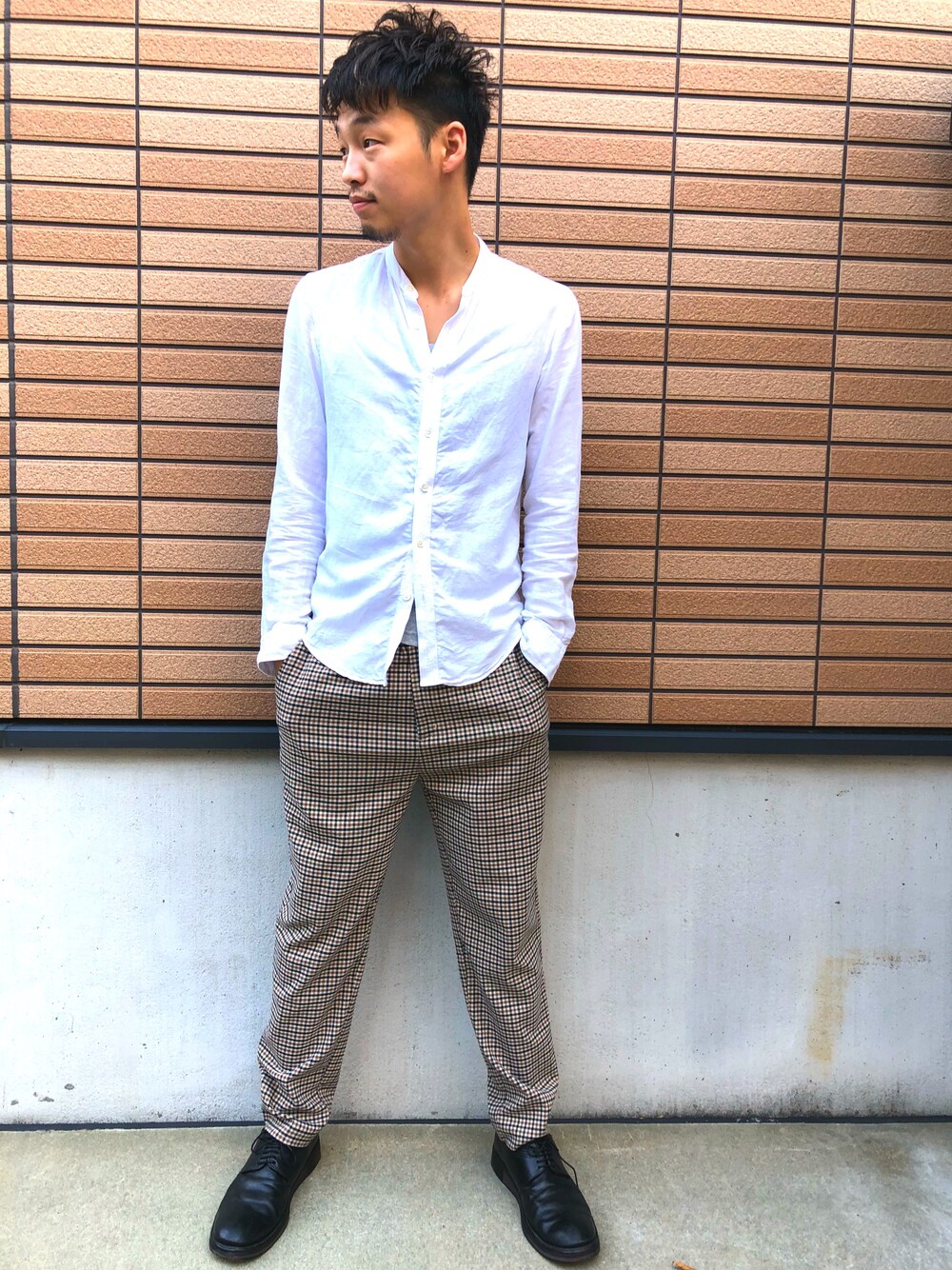 「シンプル、白シャツ、チェックパンツ」｜「cathy janeのＣathy Jane/キャシージェーン/ｽﾃｯﾁｼｬﾂ ﾊﾞﾝﾄﾞｶﾗｰ（シャツ/ブラウス、ホワイト系）」を使った、永森コウヤさん（メンズ・177cm）の秋コーディネートの1枚目の写真