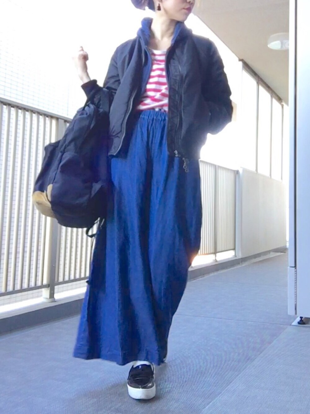 ブルー系のパーカー、ピンク系のTシャツ/カットソー、ブラック系のミリタリージャケットを着用したレディースの冬コーディネートの1枚目の写真