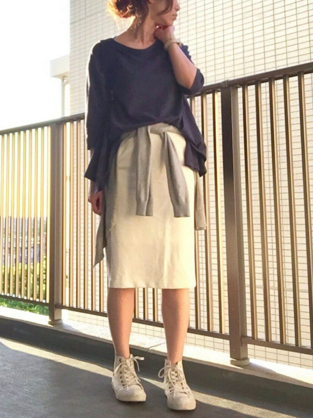 ブルー系のTシャツ/カットソー、ホワイト系のスカート、ブラック系のバックパック/リュックを着用したレディースの春コーディネートの1枚目の写真