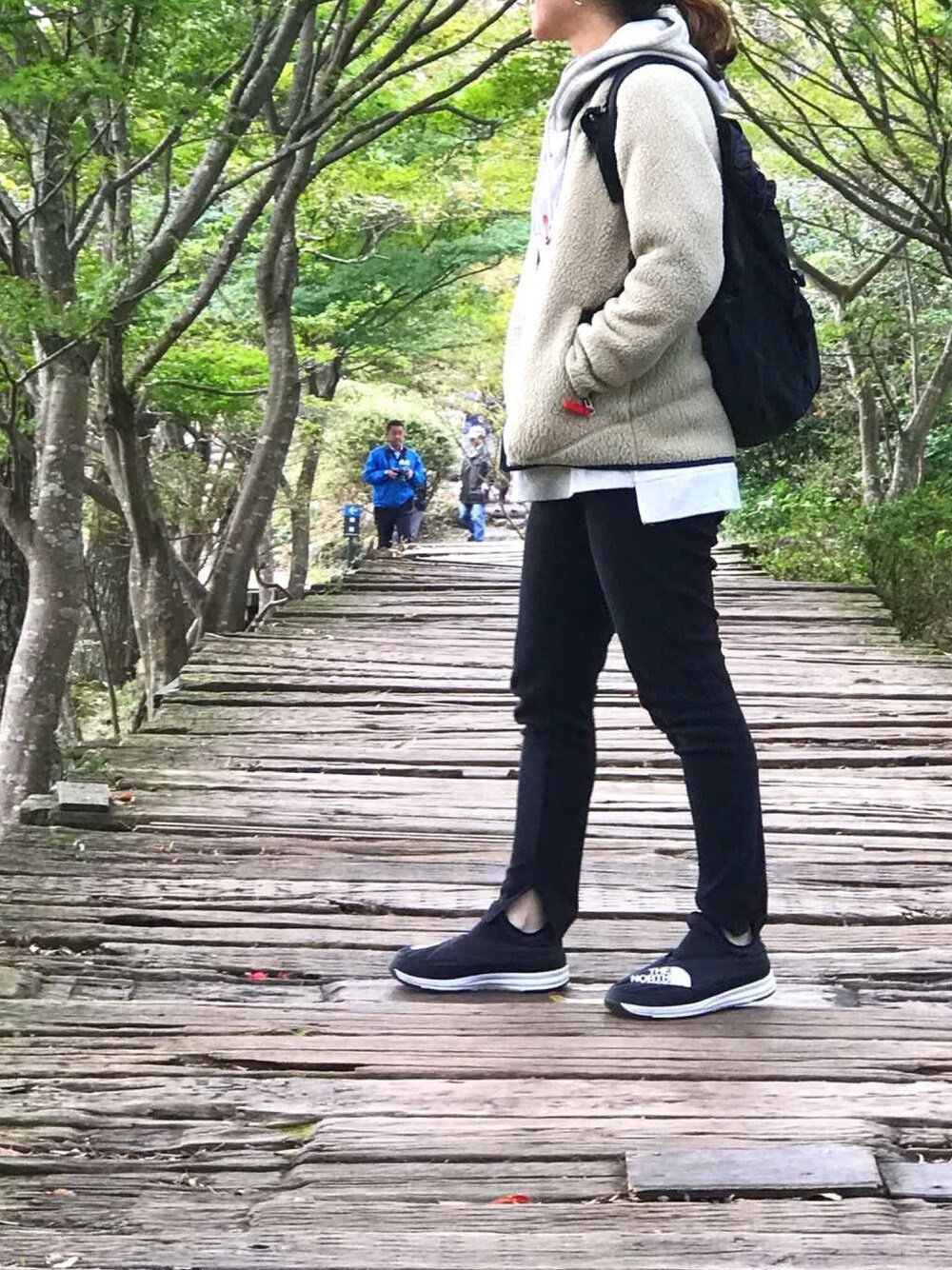 「厚底スニーカー、THE NORTH FACE、リブレギンス、スリット、ビッグパーカー、プルオーバーパーカー、フリース、アウトドアスタイル、スポーツミックス、キャンプ」｜「patagoniaのパタゴニア / ボーイズ・レトロ・パイル・ジャケット（ダウンジャケット/コート、ベージュ系）」を使った、すぎこさん（レディース・157cm）の冬コーディネートの1枚目の写真