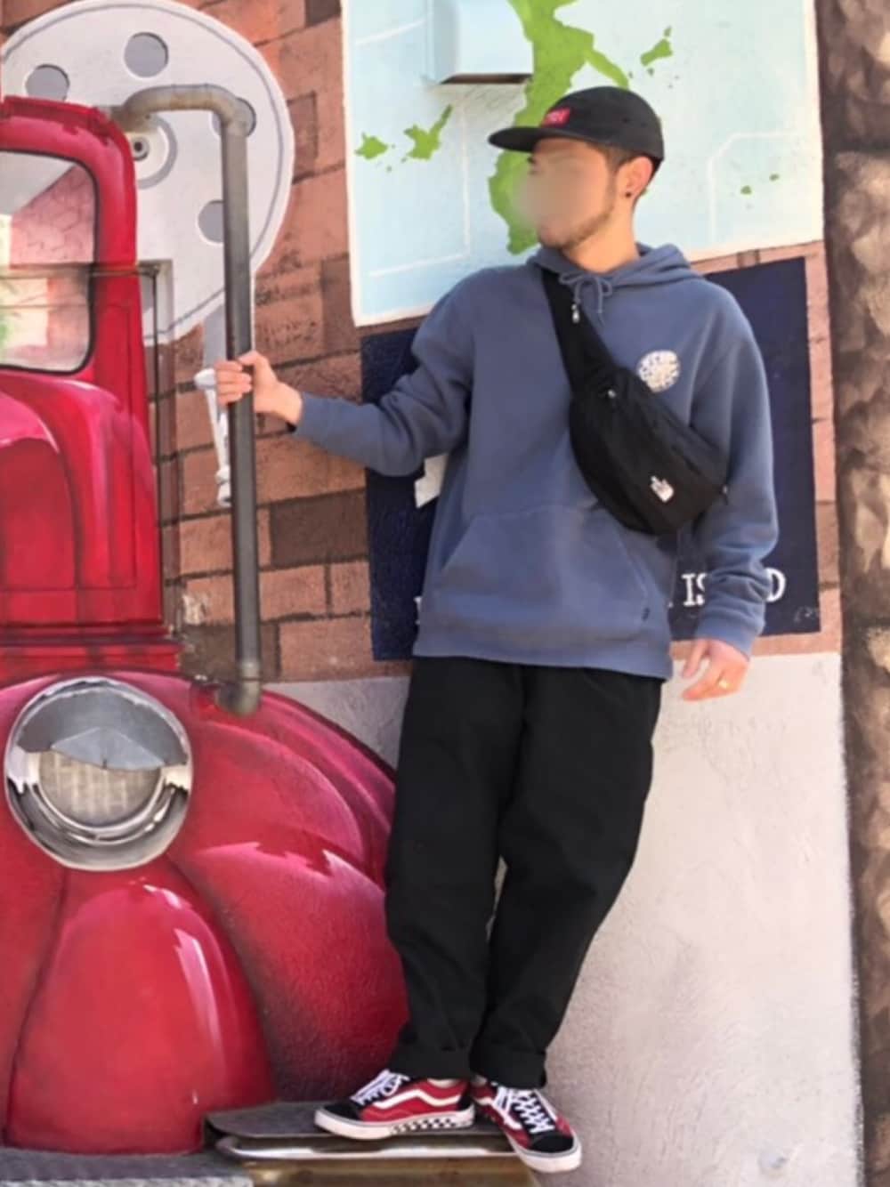 「秋冬コーデ、冬、パーカー、VANS、ストーリート、ストリート系、スケータースタイル、スケーター」｜「THE NORTH FACEの【THE NORTH FACE/ザ・ノース・フェイス】SWEEP：ウエストポーチM◆（ボディバッグ/ウエストポーチ、ブラック系）」を使った、トリトリさん（メンズ・177cm）の冬コーディネートの1枚目の写真