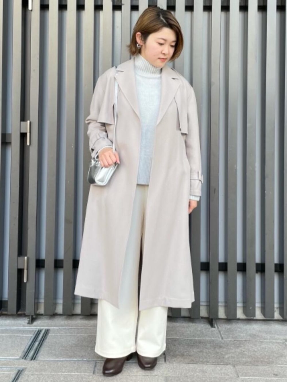 「大人カジュアル、casual、ブーツスタイル、くすみカラー、イージーパンツスタイル、一押しのアウタースタイル」｜「green label relaxingの◆FFC ツイル テロンチ コート（トレンチコート、グレー系）」を使った、oriさん（レディース・160cm）の冬コーディネートの1枚目の写真