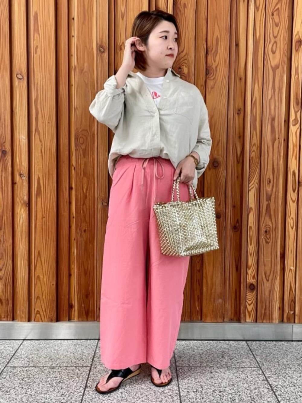 「大人カジュアル、くすみカラー、春におすすめシャツ＆ブラウス、春カラースタイル、CASUAL」｜「green label relaxingの※※※FFC メルカド メタリック バッグ（トートバッグ、ゴールド系）」を使った、oriさん（レディース・160cm）の春コーディネートの1枚目の写真