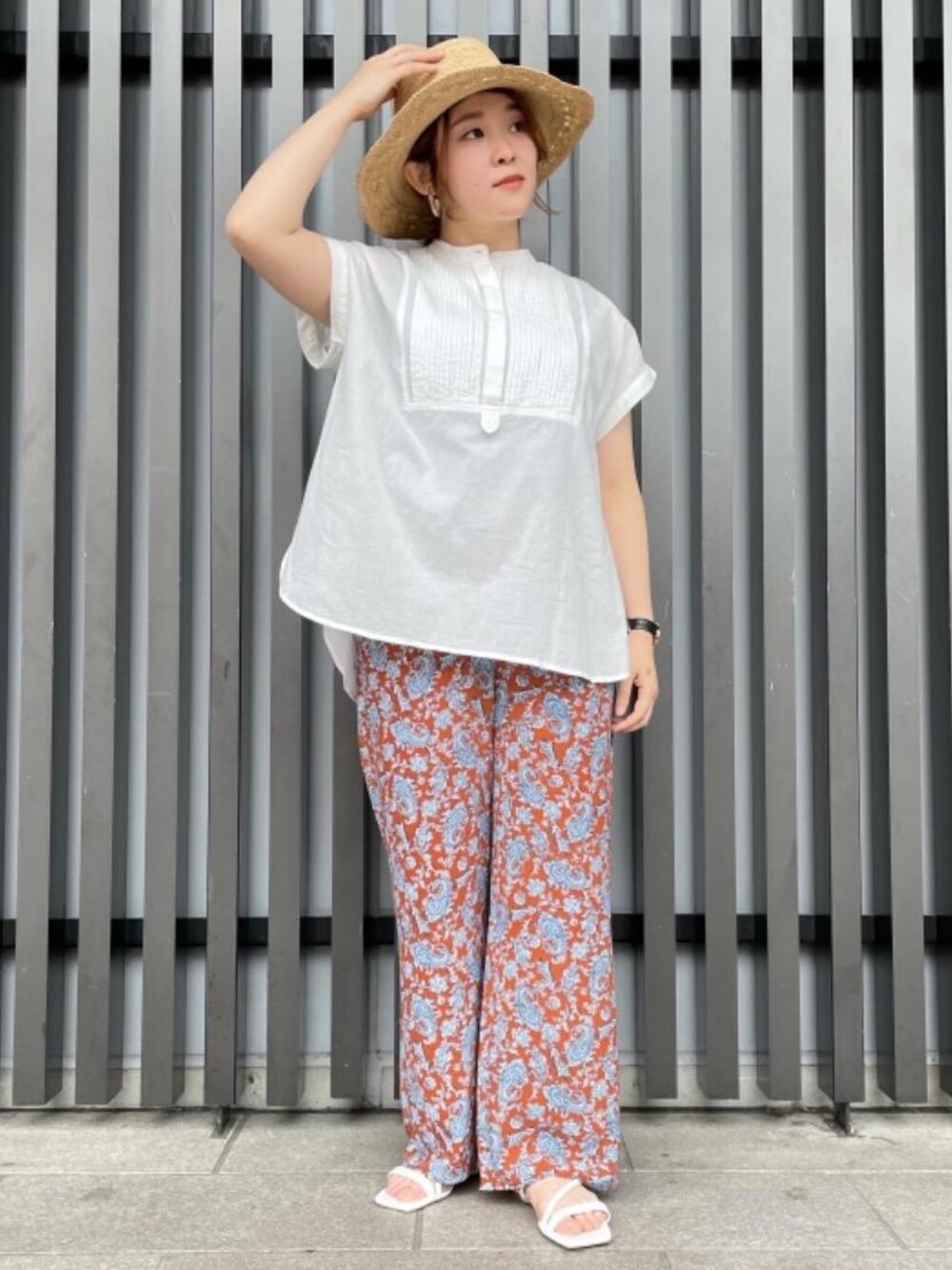 「シャツ/ブラウス、ハット/キャップ、トラベル /リゾート、☆イージーパンツ」｜「green label relaxingの◆CFC スライダー フィット サンダル（サンダル、ホワイト系）」を使った、oriさん（レディース・160cm）の春コーディネートの1枚目の写真