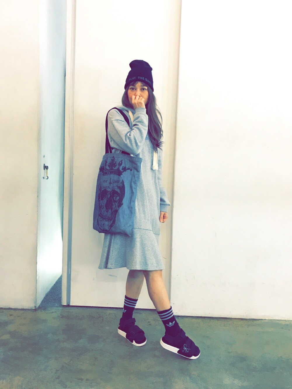 「STYLENANDAのアイテム（ニットキャップ/ビーニー、ブラック系）」を使った、miniさん（レディース・163cm）の冬コーディネートの1枚目の写真