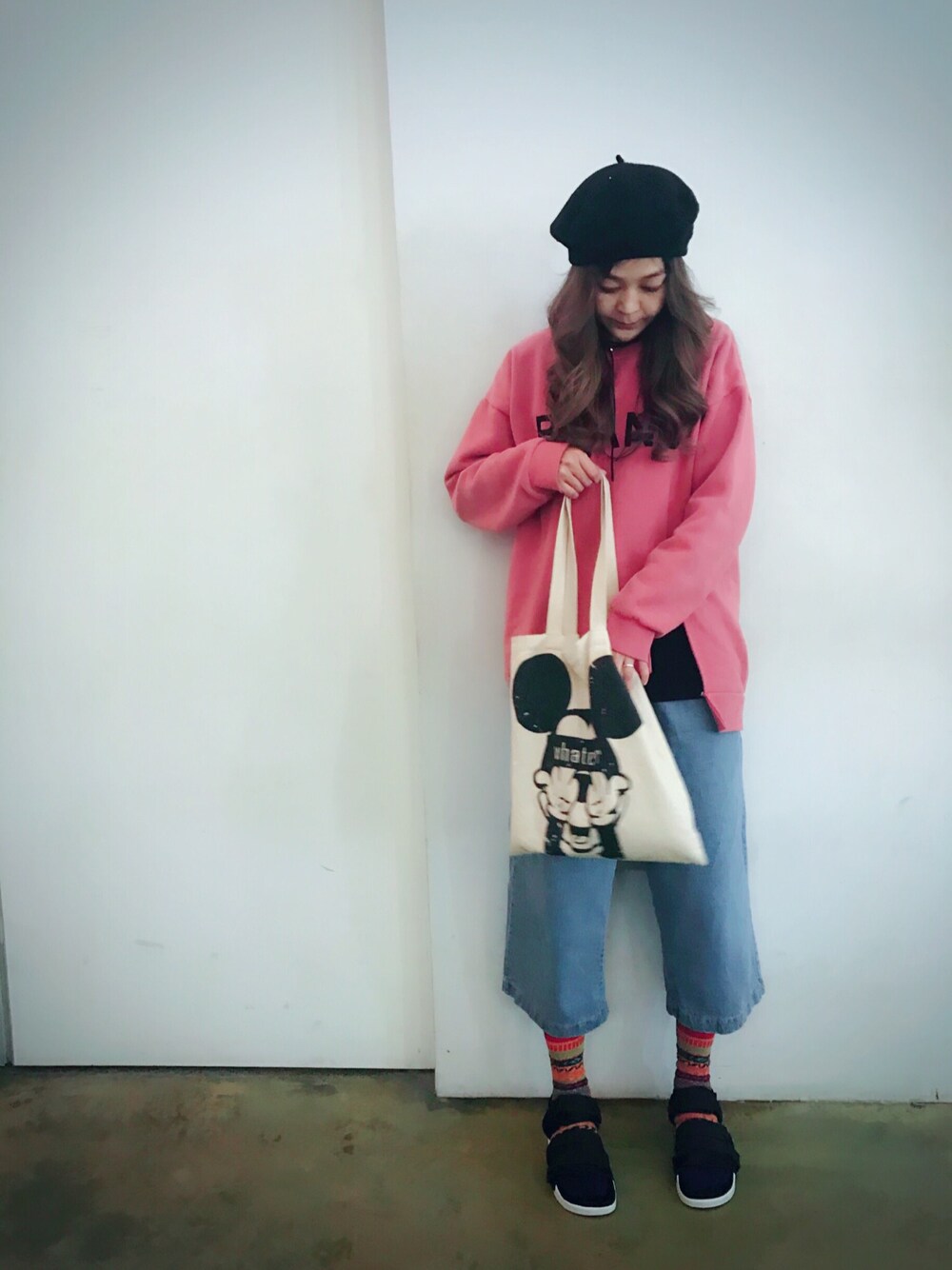 「adidasのアイテム（サンダル、ブラック系）」を使った、miniさん（レディース・163cm）の冬コーディネートの1枚目の写真