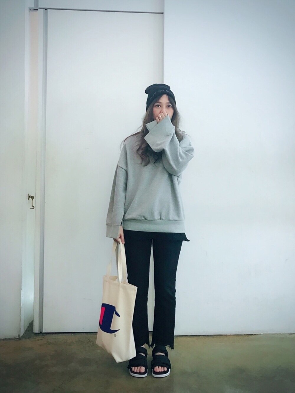 「adidasのアイテム（サンダル、ブラック系）」を使った、miniさん（レディース・163cm）の冬コーディネートの1枚目の写真