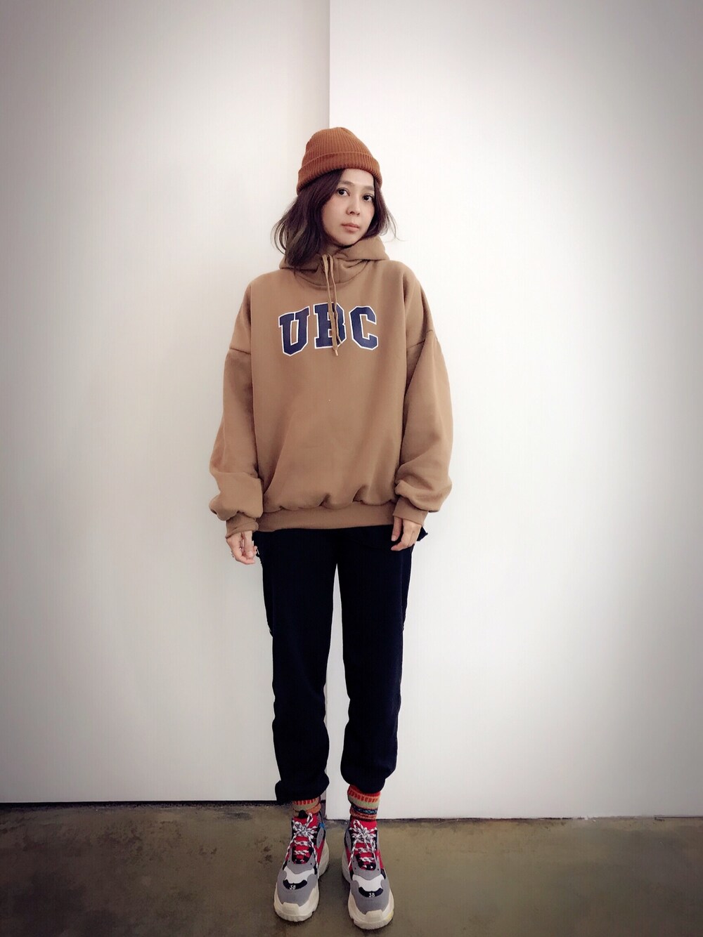 「BALENCIAGAのアイテム（スニーカー、その他）」を使った、miniさん（レディース・164cm）の冬コーディネートの1枚目の写真