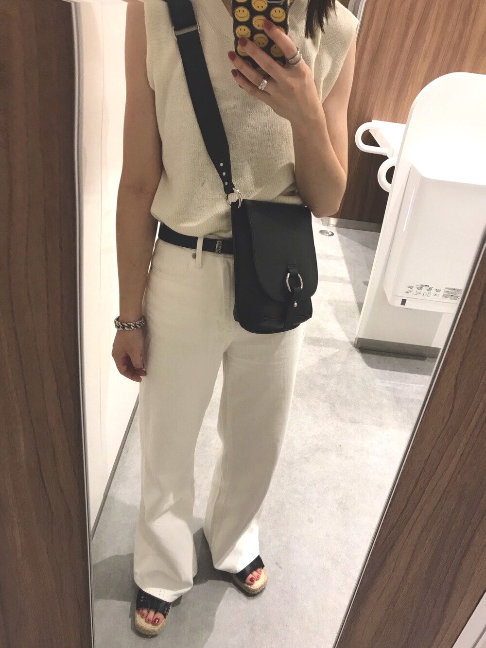 「ホワイトコーデ、オールホワイト」｜「AZUL by moussyのFLARE KNIT TANK TOPS（タンクトップ、ホワイト系）」を使った、HIさん（レディース・162cm）の夏コーディネートの1枚目の写真