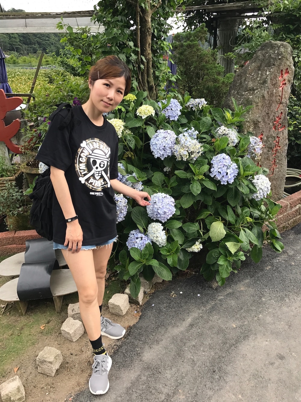 「Bapeのアイテム（Tシャツ/カットソー、ブラック系）」を使った、CLさん（レディース・165cm）の夏コーディネートの1枚目の写真