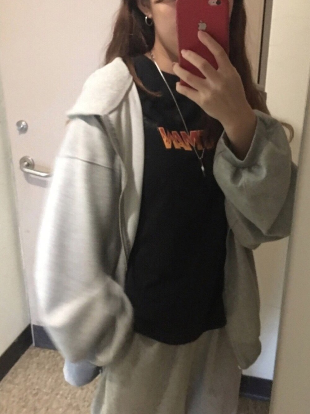 グレー系のスタジャン、グレー系のチノパンツ、ブラック系のTシャツ/カットソーを着用したレディースの秋コーディネートの1枚目の写真