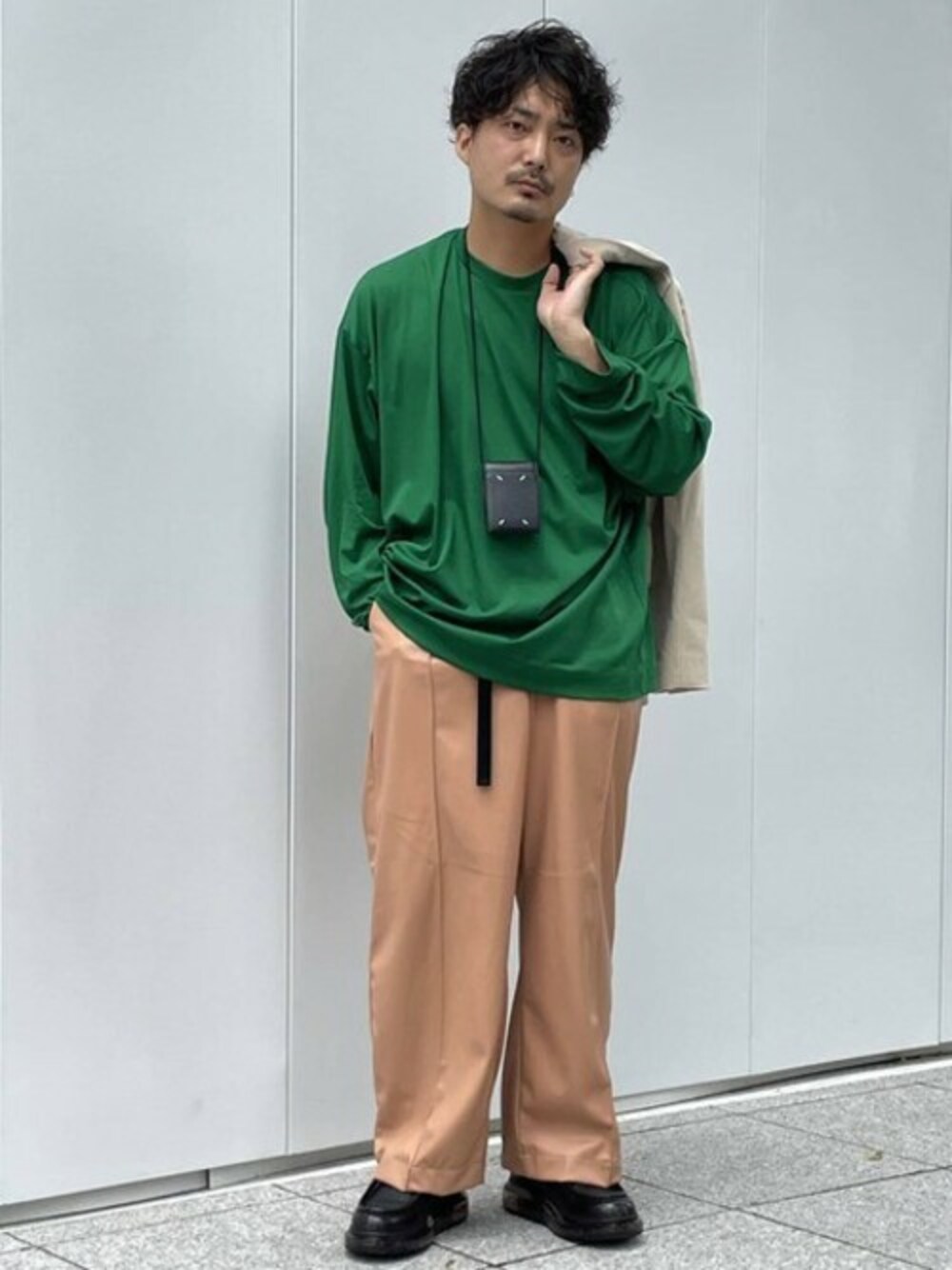 グリーン系のTシャツ/カットソー、ブラック系のその他パンツを着用したメンズの秋コーディネートの1枚目の写真