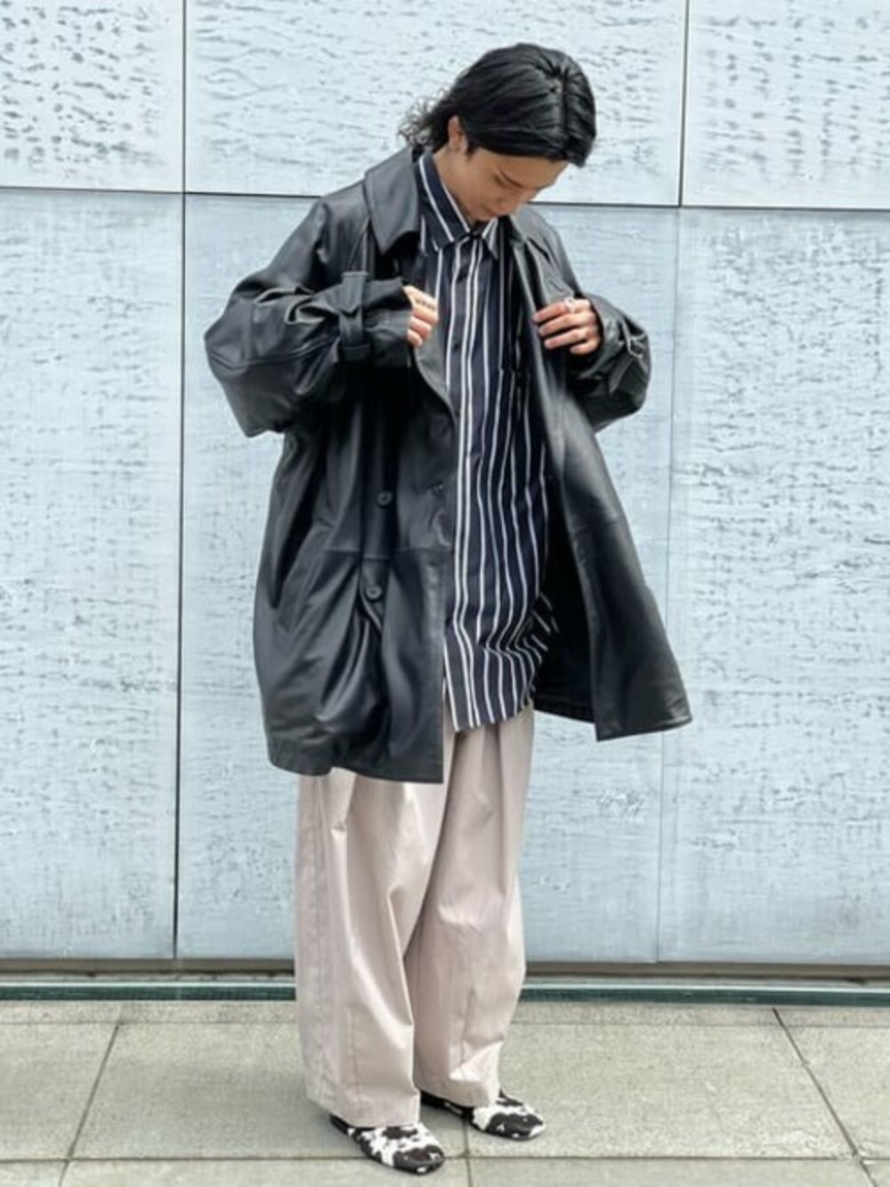 「ビッグシルエット、秋のコーデ、大人カジュアル、きれいめカジュアル、シャツスタイル、秋コーデ、MAISON SPECIAL、メゾンスペシャル、秋トレンド2021」｜「MAISON SPECIALの《ユニセックスアイテム》プライムオーバーレザーダブルショートコート 【MAISON SPECIAL/メゾンスペシャル】（ブルゾン、ブラック系）」を使った、MAISON SPECIALさん（メンズ・178cm）の秋コーディネートの1枚目の写真