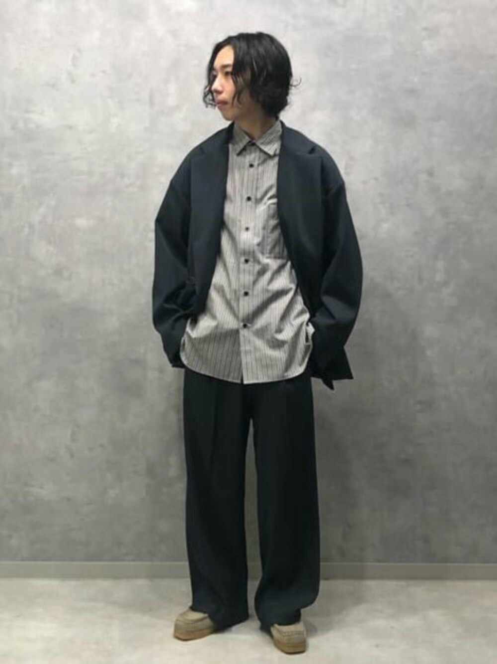「ビッグシルエット、秋のコーデ、大人カジュアル、きれいめカジュアル、シャツスタイル、秋コーデ、MAISON SPECIAL、メゾンスペシャル、秋トレンド2021」｜「MAISON SPECIALの《ユニセックスアイテム》オメガリブピンタックワイドパンツ 【MAISON SPECIAL/メゾンスペシャル】■セットアップ対応■（その他パンツ、グレー系）」を使った、MAISON SPECIALさん（メンズ・175cm）の秋コーディネートの1枚目の写真