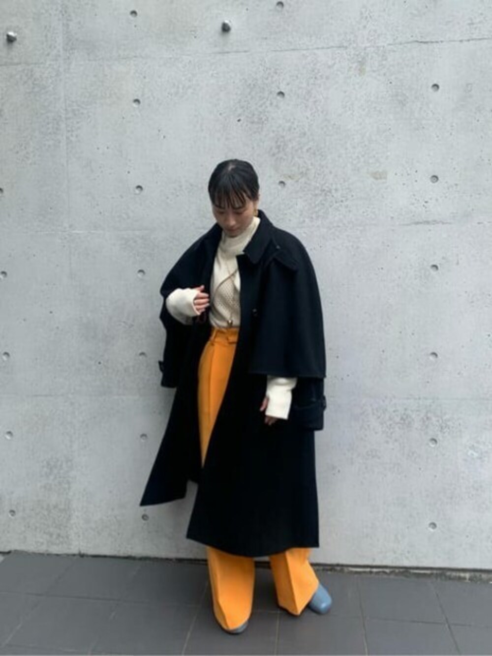 「カラーパンツ、レイヤードスタイル、オーバーサイズ、ロングコート、ワイドパンツ、ケープコート、ボレロ、メッシュトップス、メゾンスペシャル、maisonspecial」｜「MAISON SPECIALのワイドカラースラックス【MAISON SPECIAL/メゾンスペシャル】（スラックス、オレンジ系）」を使った、MAISON SPECIALさん（レディース・163cm）の秋コーディネートの1枚目の写真