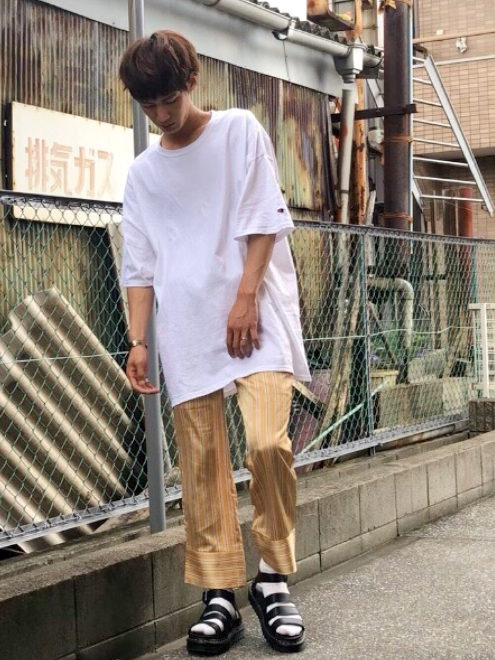 「夏だ！Tシャツ着よう！、夏コーデ、カジュアルコーデ、キレイめ、ビッグT、オーバーサイズ、サンダル、シンプル、summer、Dr.Martens」｜「ChampionのChampion Authentic BIG T-SHIRTS/ チャンピオン ビッグシルエット コットン Tシャツ(1/2スリーブ)（Tシャツ/カットソー、ホワイト系）」を使った、TenMuさん（メンズ・178cm）の夏コーディネートの1枚目の写真