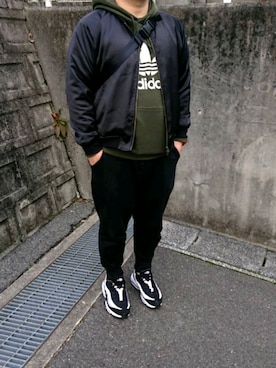 「adidas（アディダス）のアイテム（パーカー）」を使った、yabさん（メンズ・177cm）の冬コーディネート