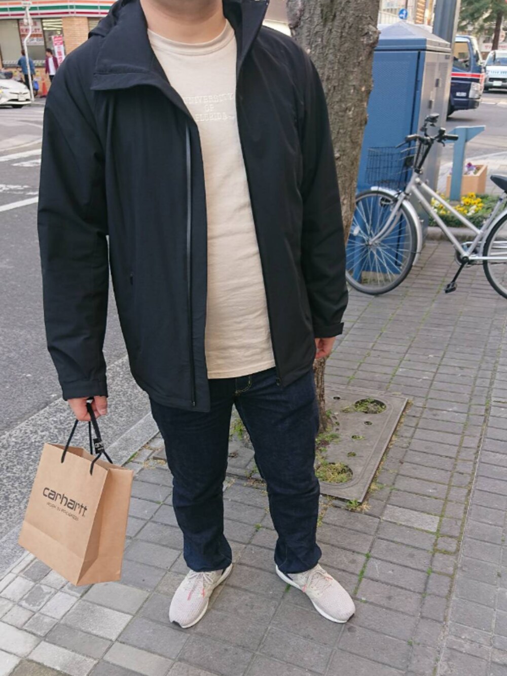 「春コーデ、ジュンレッド(JUNRed)、ultra boost、マウンテンパーカー、フロリダゲーターズ、ベージュ×ブラック、carhartt」｜「JUNREDの【UNIVERSITY OF FLORIDA × JUNRed】別注 ビックシルエット ロンT（Tシャツ/カットソー、ベージュ系）」を使った、yabさん（メンズ・177cm）の春コーディネートの1枚目の写真