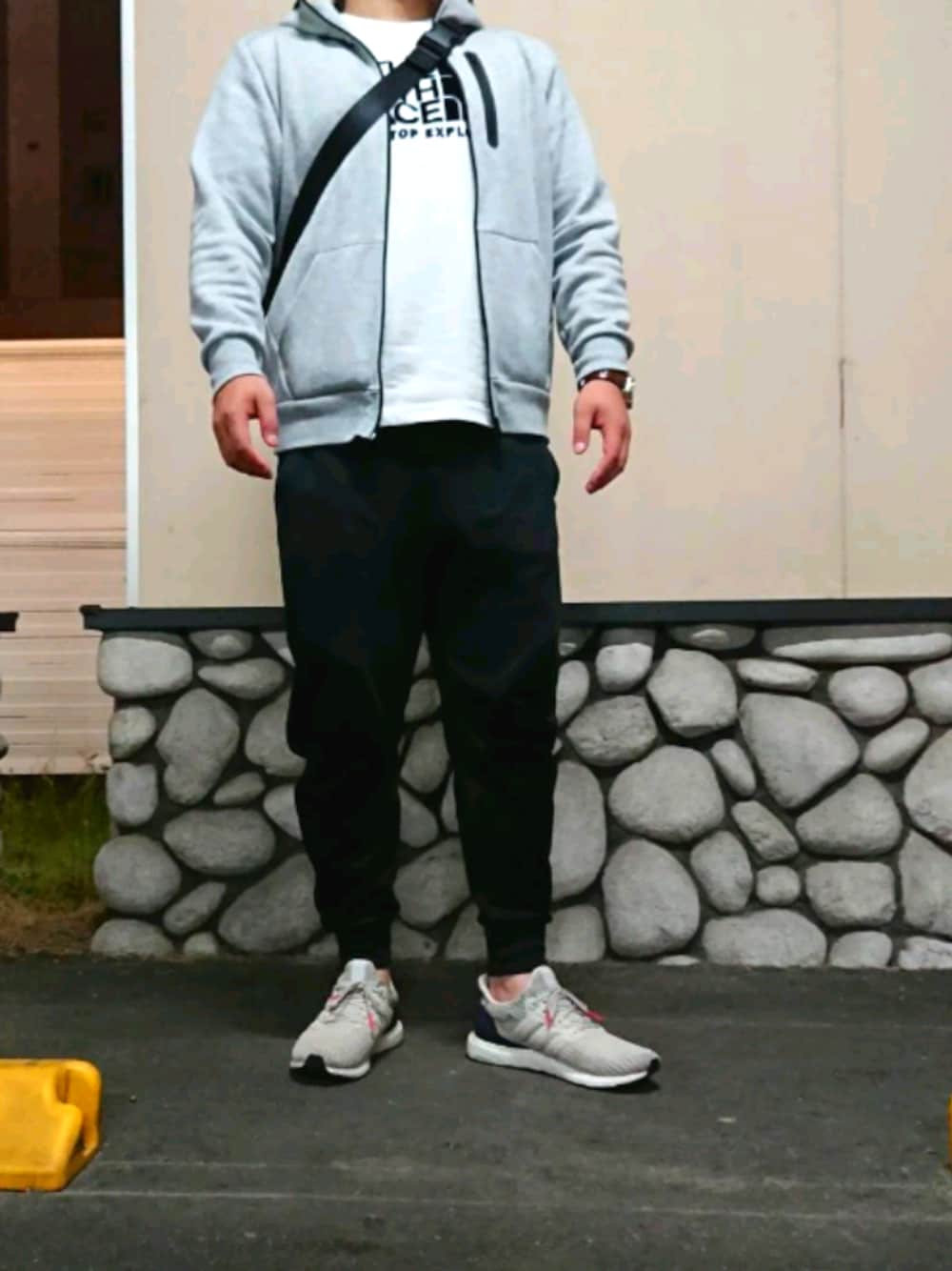 「シンプルコーデ、ウルトラブースト、ultra boost、ユニクロ、アディダス、ノースフェイス」｜「UNIQLOのドライストレッチフルジップパーカ（長袖）（パーカー、グレー系）」を使った、yabさん（メンズ・177cm）の春コーディネートの1枚目の写真