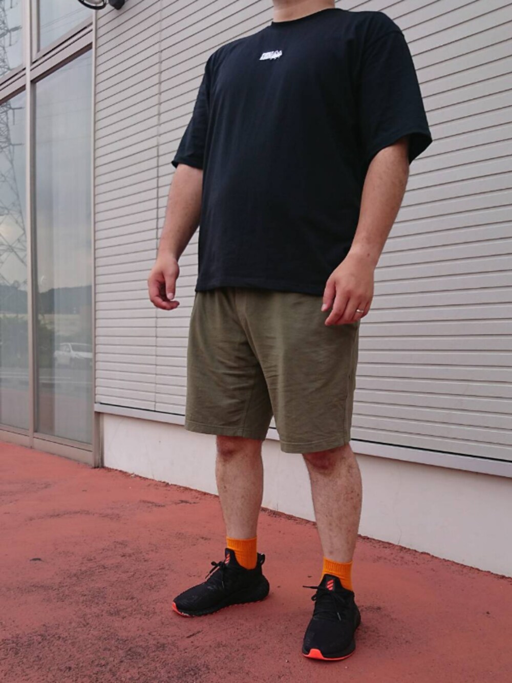 「夏、アディダス、アルファブースト、ユニクロ、Tシャツ、ファーストダウン、タンパンスタイル」｜「adidasのアルファブースト [Alphaboost] アディダス（スニーカー、ブラック系）」を使った、yabさん（メンズ・177cm）の夏コーディネートの1枚目の写真