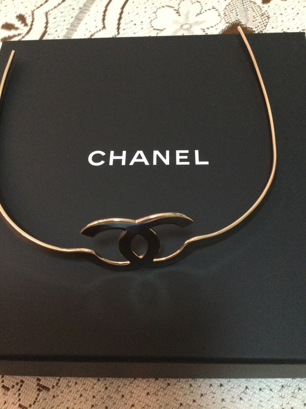 CHANELのカチューシャを使ったレディース人気ファッション