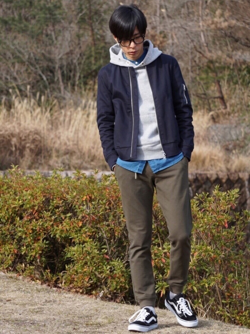 「シンプル、MA-1、パーカー、ジョガーパンツ、カーキ、スニーカー、ABC-MART、冬、シンプルコーデ、オールドスクール」｜「VANSのVANS ヴァンズ OLD SKOOL DX オールドスクール DX V36CL+ BLACK（スニーカー、ブラック系）」を使った、MKTさん（メンズ・174cm）の冬コーディネートの1枚目の写真