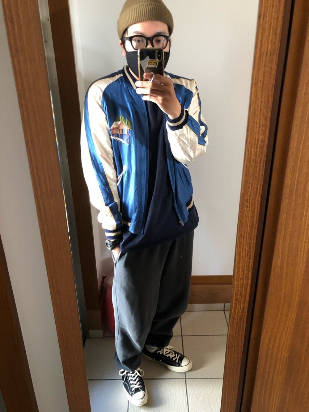 「今日のコーデ、スカジャン、コンバース、スニーカー、ニット帽、スウェットパンツ、メガネ男子」｜「TAILOR TOYOのアイテム（スカジャン、ブルー系）」を使った、greenday86さん（メンズ・182cm）の冬コーディネートの1枚目の写真