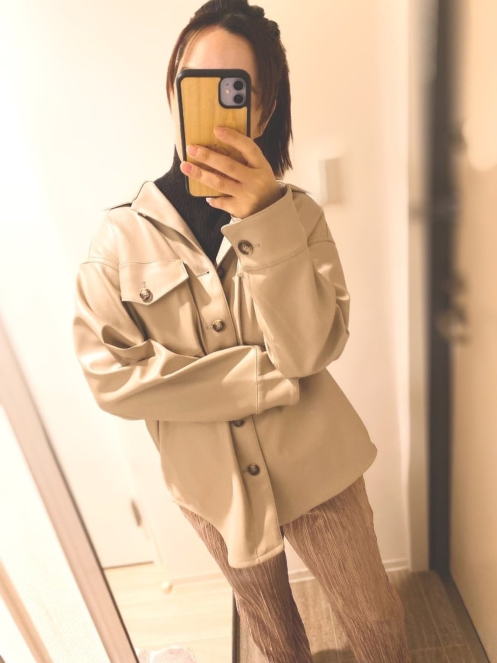 「私の推しブランド、大人カジュアル、レザーシャツ、くすみカラー、#パンツコーデ、春コーデ」｜「Andemiuのアイテム（シャツ/ブラウス、ベージュ系）」を使った、cotoさん（レディース・161cm）の冬コーディネートの1枚目の写真