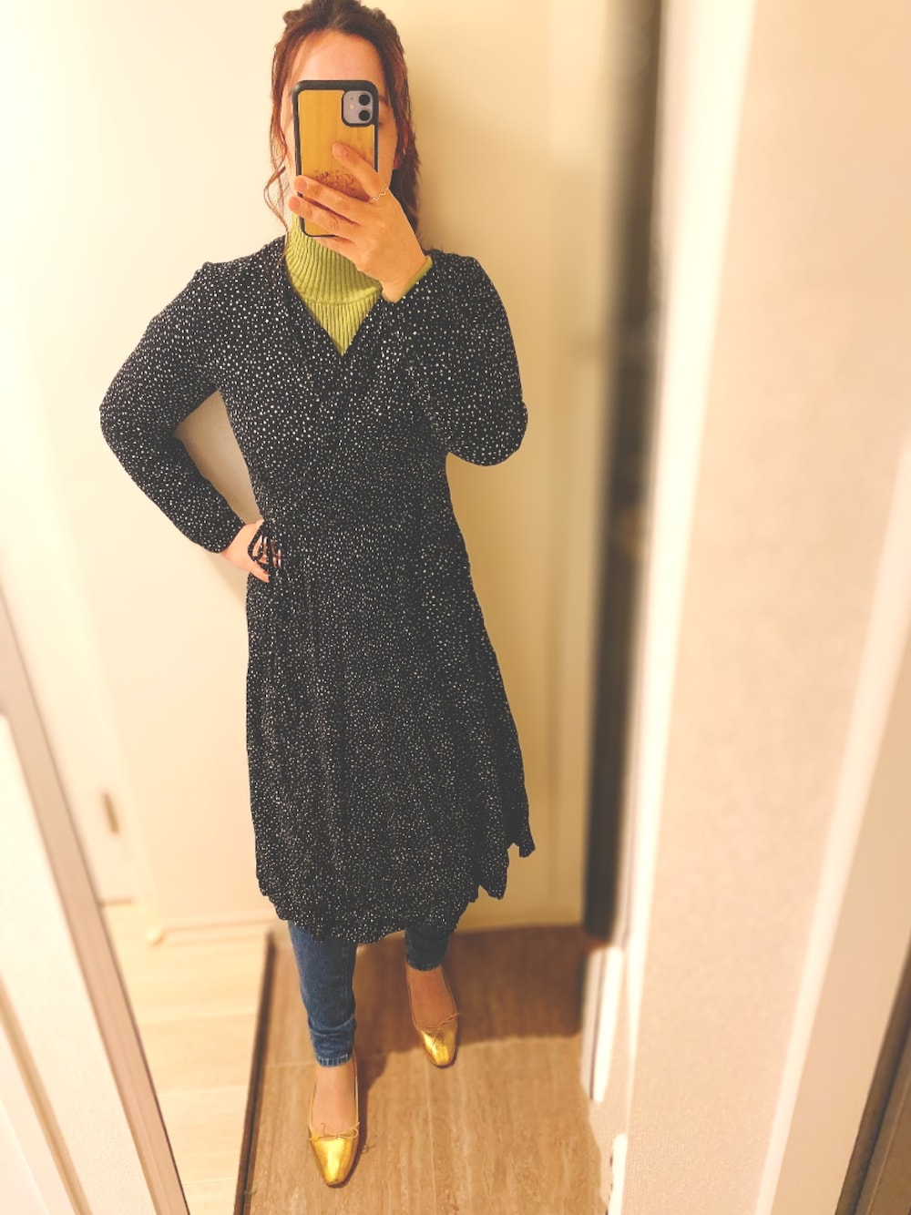 「UNIQLO、レイヤードスタイル、星柄ワンピース」｜「UNIQLOのアイテム（ワンピース、ブラック系）」を使った、cotoさん（レディース・161cm）の春コーディネートの1枚目の写真
