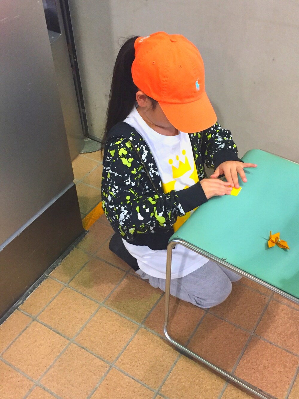 「キッズコーデ、ポロキャップ、ラルフローレン、HIPHOP、折り紙、レッスン、女の子、tomboy」｜「POLO RALPH LAURENのコットン チノ ベースボール キャップ（キャップ、オレンジ系）」を使った、MiAさん（キッズ・127cm）の春コーディネートの1枚目の写真