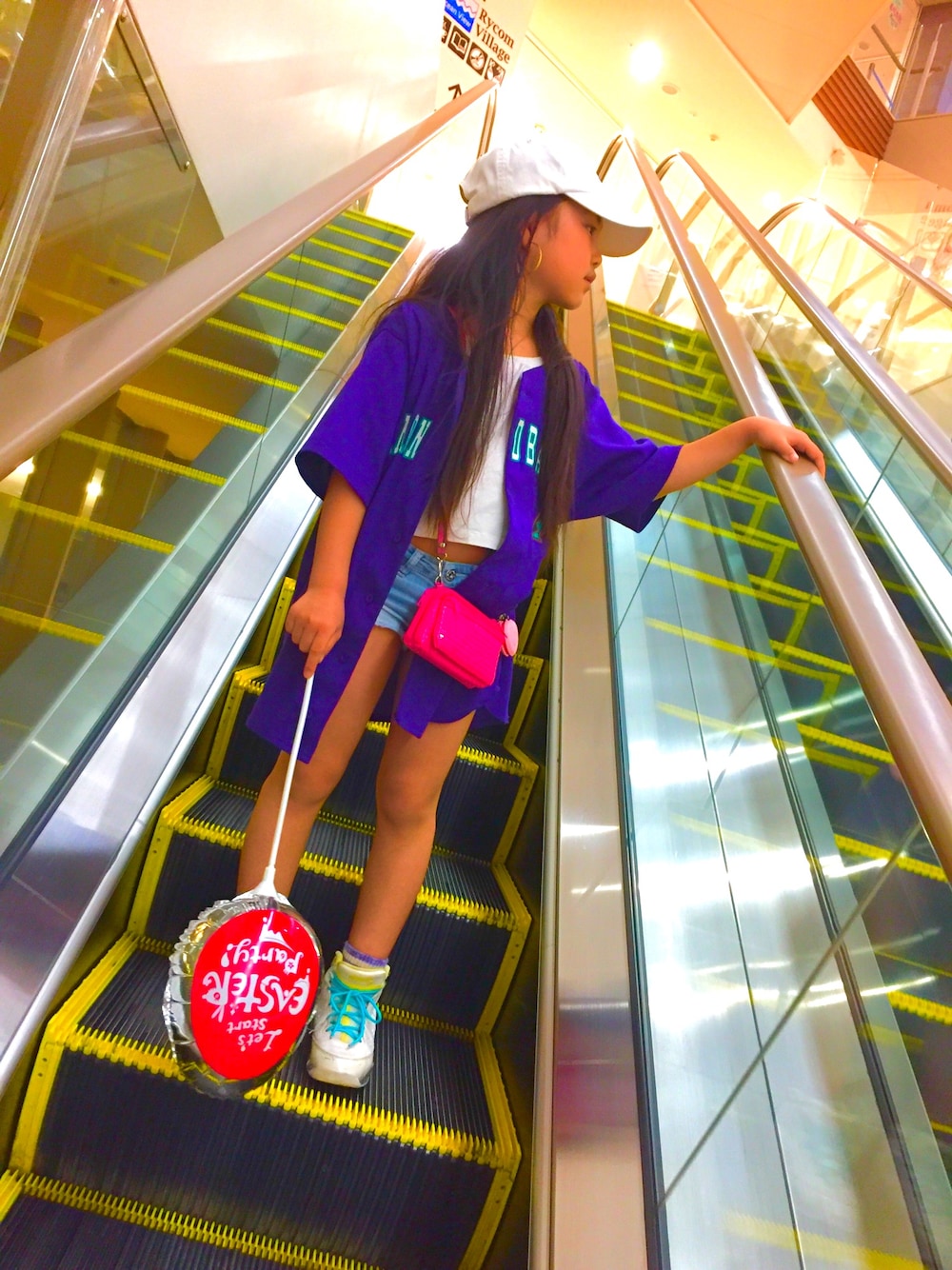 「ベースボールシャツ、AIR JORDAN、へそ出し、オーバーサイズ、HIPHOP、tomboy、物欲」｜「POLO RALPH LAURENのアイテム（キャップ、ホワイト系）」を使った、MiAさん（キッズ・127cm）の春コーディネートの1枚目の写真