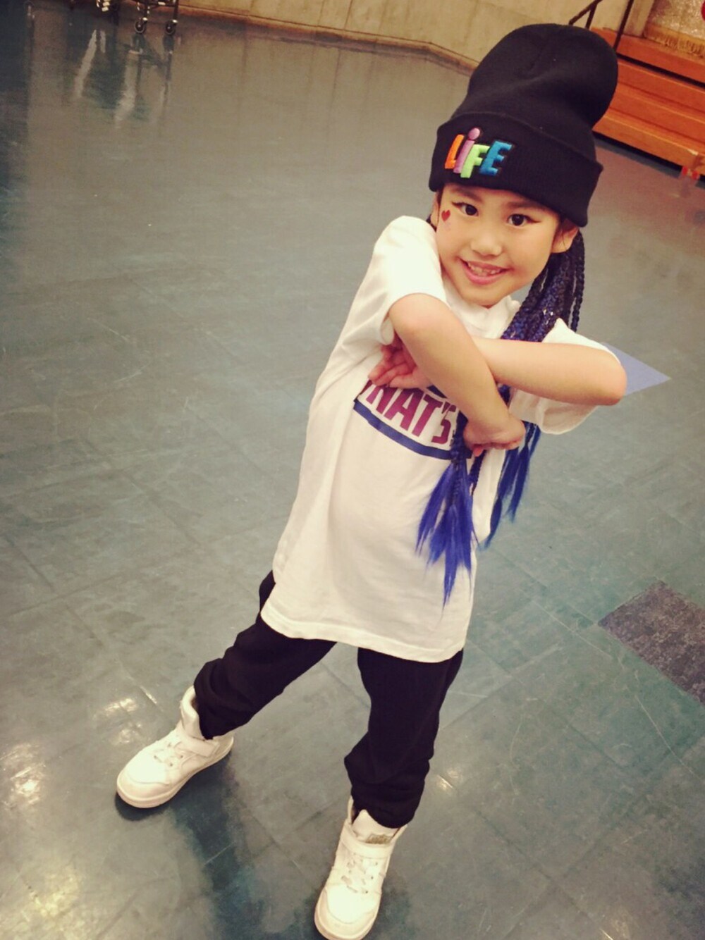 「エクステ、braids、キッズダンス、ダンス、HIPHOP、ビーニー、ハイカットスニーカー」｜「OLD NAVYのアイテム（パンツ、ブラック系）」を使った、MiAさん（キッズ・120cm）の冬コーディネートの1枚目の写真