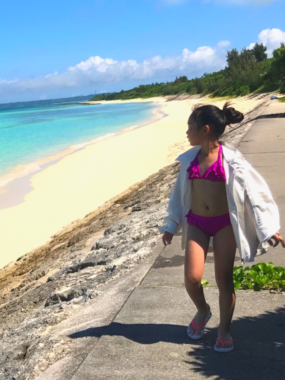 「キッズコーデ、おじジャケ、夏、宮古島、海、水着、ビキニ、オーバーサイズ、沖縄」｜「no brandのアイテム（水着、パープル系）」を使った、MiAさん（キッズ・128cm）の夏コーディネートの1枚目の写真