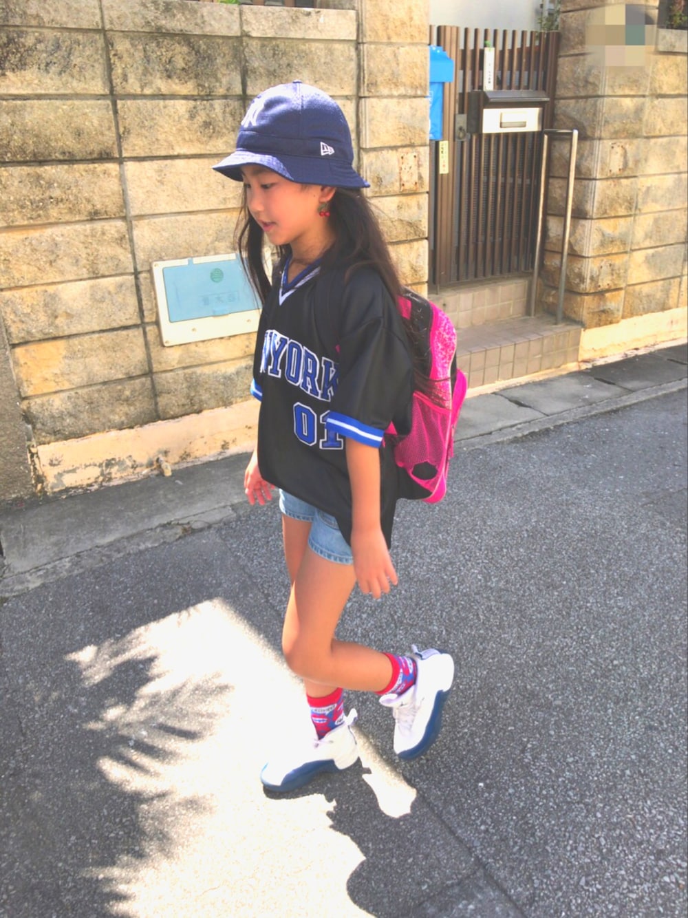 「キッズコーデ、オーバーサイズ、女の子、AIR JORDAN」｜「NEW ERAのアイテム（ハット、ブルー系）」を使った、MiAさん（キッズ・129cm）の夏コーディネートの1枚目の写真