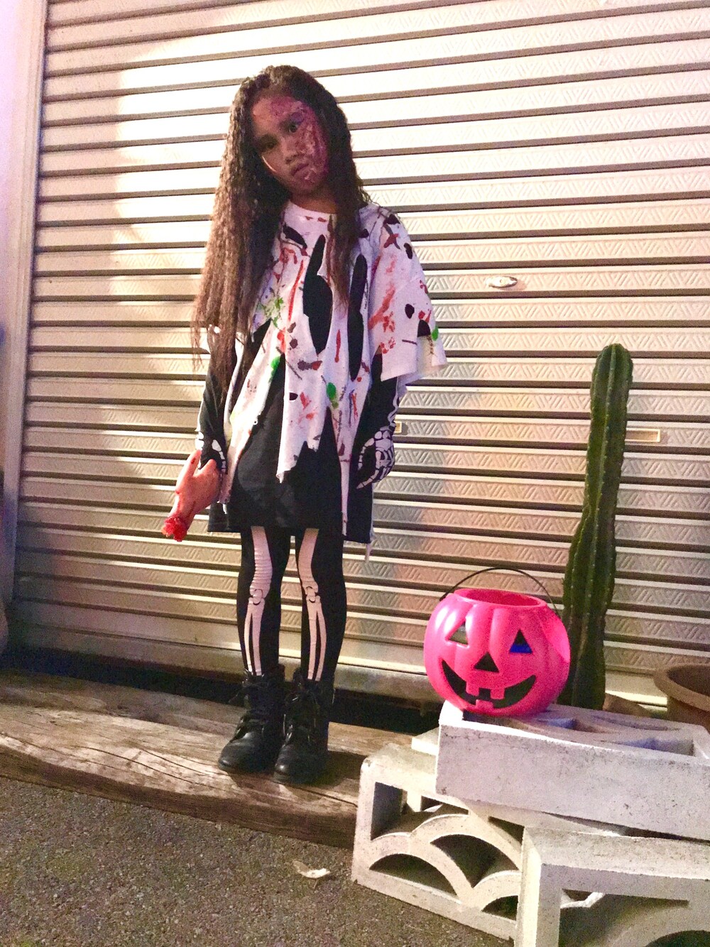 「キッズコーデ、ハロウィン、halloween、ゾンビ、ハロウィンコーデ、傷メイク、シンプル、ビンボーパーマ」｜「zombie💀のアイテム（Tシャツ/カットソー、その他）」を使った、MiAさん（キッズ・132cm）の秋コーディネートの1枚目の写真