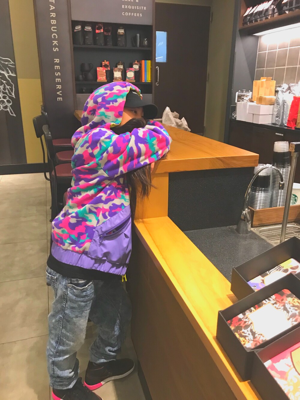 「キッズコーデ、オーバーサイズ、カモフラ、カラフル、8歳、女の子、HIPHOP、キッズダンス、ダンサー、レッスン帰り」｜「LB-03のアイテム（ダウンジャケット/コート、その他）」を使った、MiAさん（キッズ・132cm）の冬コーディネートの1枚目の写真