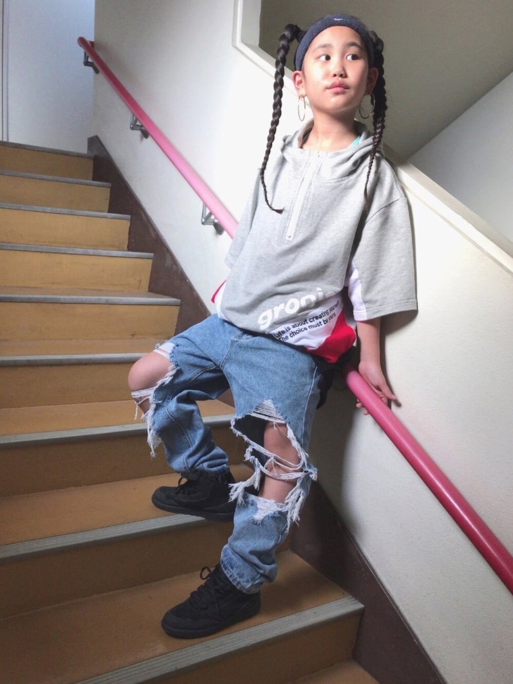「キッズコーデ、同伴出勤、女の子、オーバーサイズ、キッズダンス、HIPHOP、AIR JORDAN、階段、スヌープドッグヘアー、ダメージデニム」｜「NIKEのNIKE（ナイキ ） スウッシュ ヘッドバンド（ヘアバンド、ブラック系）」を使った、MiAさん（キッズ・134cm）の春コーディネートの1枚目の写真
