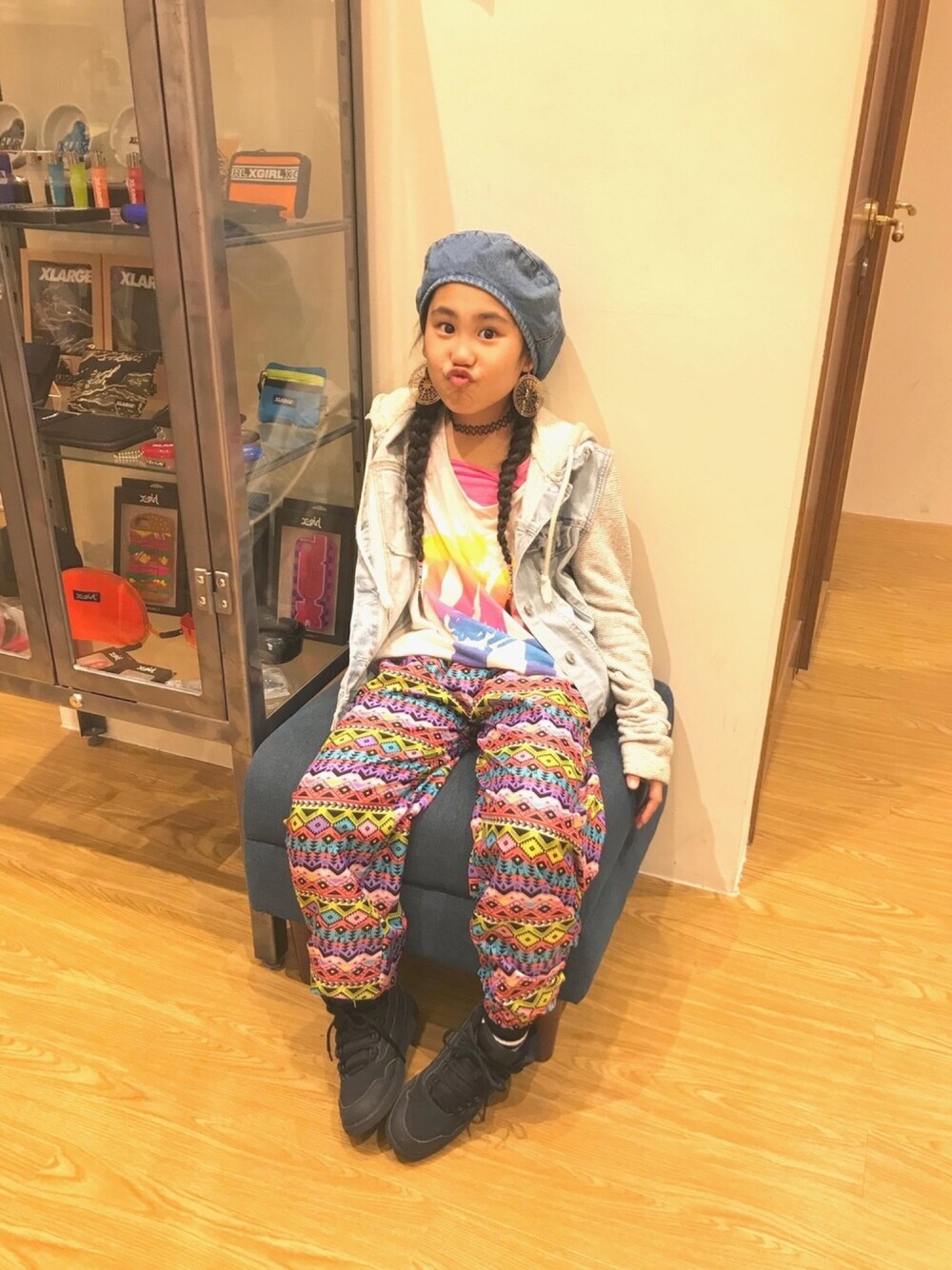 「キッズファッション、女の子、オーバーサイズ、蛍光カラー、ベレー帽、AIR JORDAN、カラフル、8歳、派手」｜「デニムベレー帽のアイテム（ハンチング/ベレー帽、ブルー系）」を使った、MiAさん（キッズ・134cm）の春コーディネートの1枚目の写真