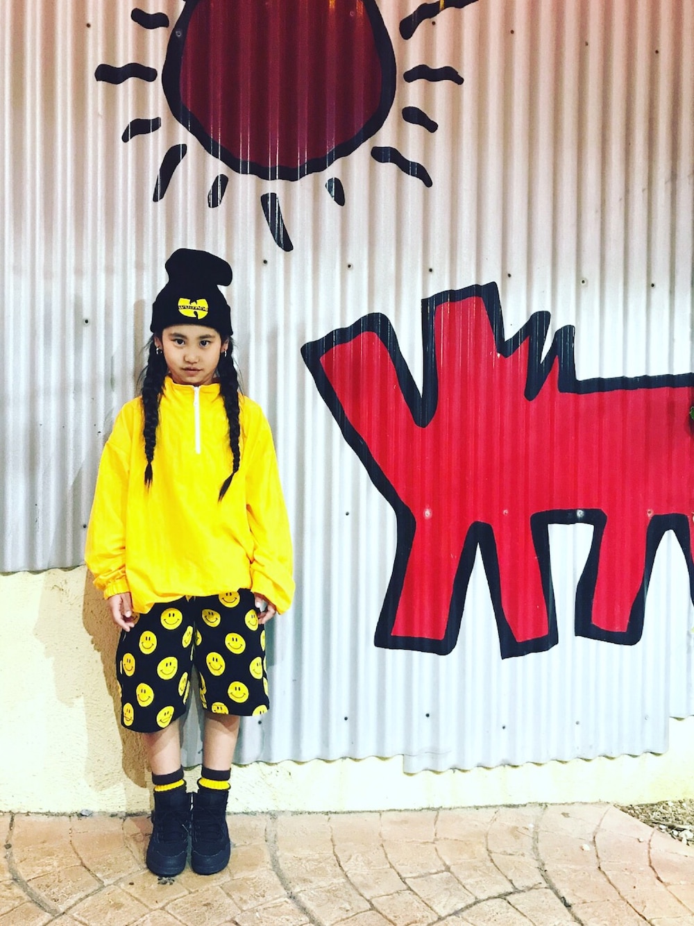 「キッズコーデ、女の子、HIPHOP、ニコちゃん、WU-TANG CLAN、オーバーサイズ、black and yellow、おさげ」｜「WU-TANGのアイテム（ニットキャップ/ビーニー、ブラック系）」を使った、MiAさん（キッズ・134cm）の春コーディネートの1枚目の写真