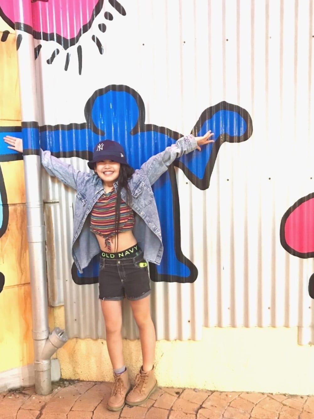 「キッズコーデ、NEW ERA、8歳、女の子、へそ出し、ダンガリーシャツ、オーバーサイズ、ボーダー、プチプラ」｜「NEW ERAのアイテム（ハット、ブルー系）」を使った、MiAさん（キッズ・134cm）の春コーディネートの1枚目の写真