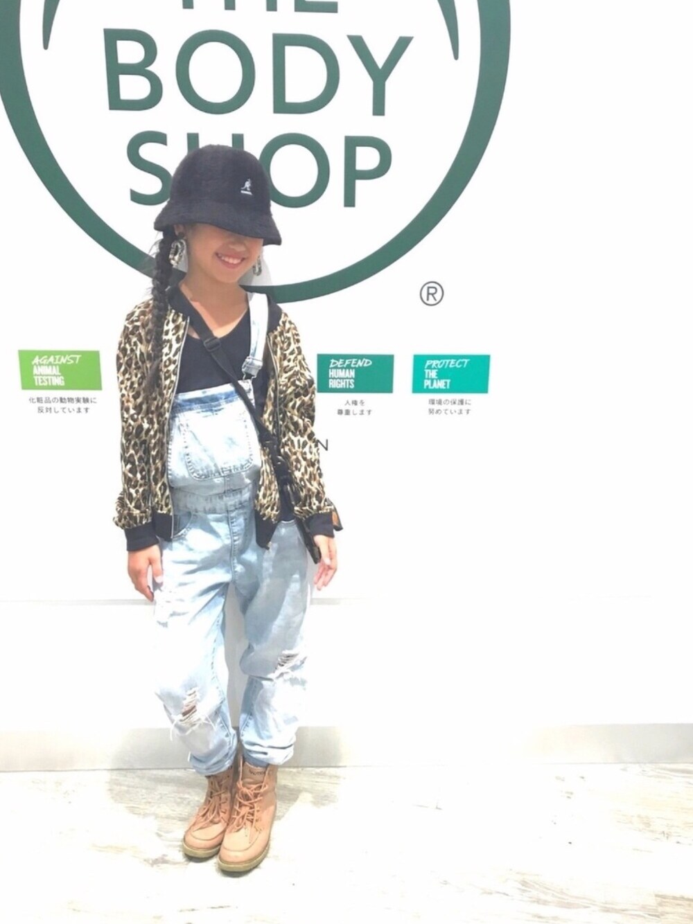 「キッズコーデ、レオパード、KANGOL、オーバーサイズ、ヘソだし、ベージュ、8歳、オーバーオール、ワークブーツ」｜「KANGOLのKANGOL HAT FURGORA CASUAL BLACK（ハット、ブラック系）」を使った、MiAさん（キッズ・135cm）の春コーディネートの1枚目の写真