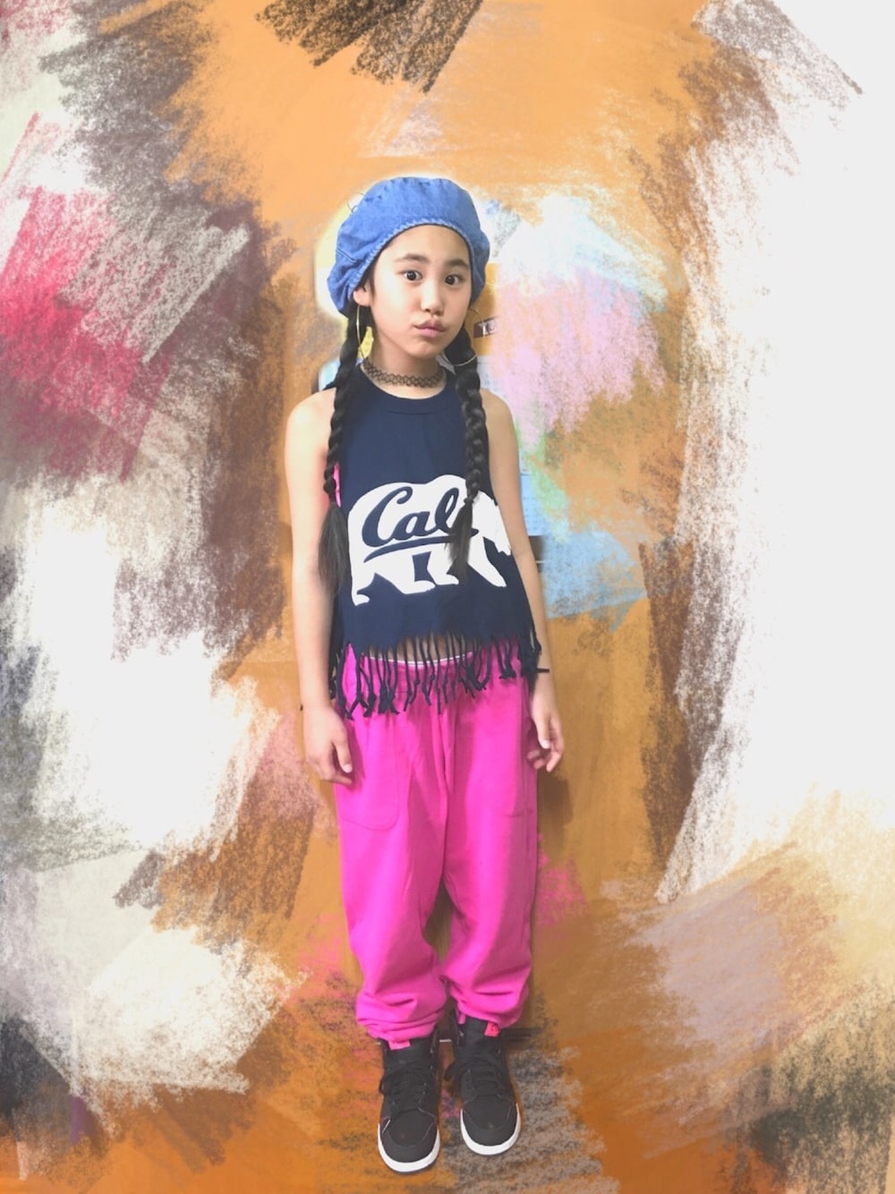 「キッズコーデ、ピンク×ネイビー、ベレー帽、AIR JORDAN、オーバーサイズ、女の子、8歳、リメイク、ハイカットスニーカー」｜「デニムベレー帽のアイテム（ハンチング/ベレー帽、ブルー系）」を使った、MiAさん（キッズ・135cm）の春コーディネートの1枚目の写真