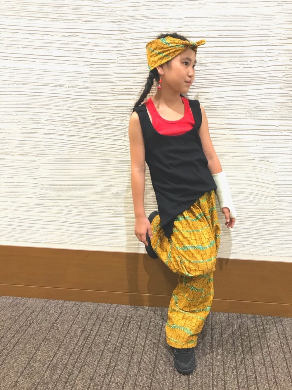 「キッズコーデ、アフリカン、ハンドメイド、オーバーサイズ、夏、女の子、8歳、キッズダンス、カラーコーデ」｜「OLD NAVYのアイテム（タンクトップ、ブラック系）」を使った、MiAさん（キッズ・135cm）の夏コーディネートの1枚目の写真