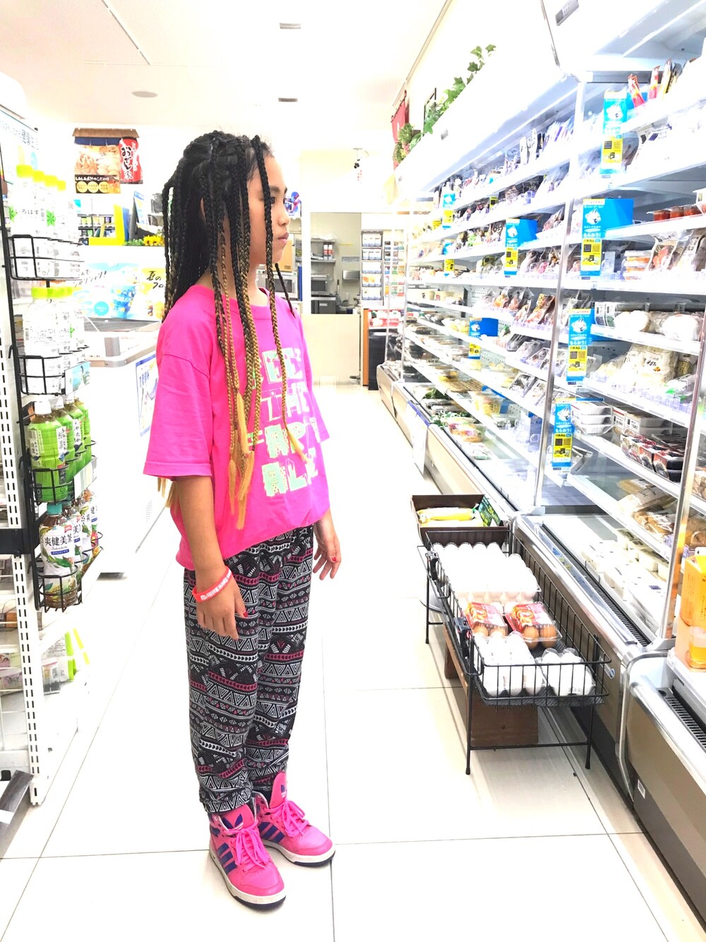 「キッズコーデ、HIPHOP、キッズダンス、オーバーサイズ、レッスン着、ピンク、ブレイズ、ハイカットスニーカー、女の子」｜「夏休み用ブレイズ♡のアイテム（その他ヘアアクセサリー、ベージュ系）」を使った、MiAさん（キッズ・137cm）の夏コーディネートの1枚目の写真
